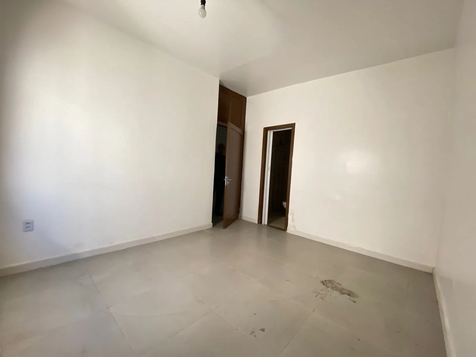 Imagem Casa de (3)três quartos, sendo uma suíte com duas vagas de garagem.