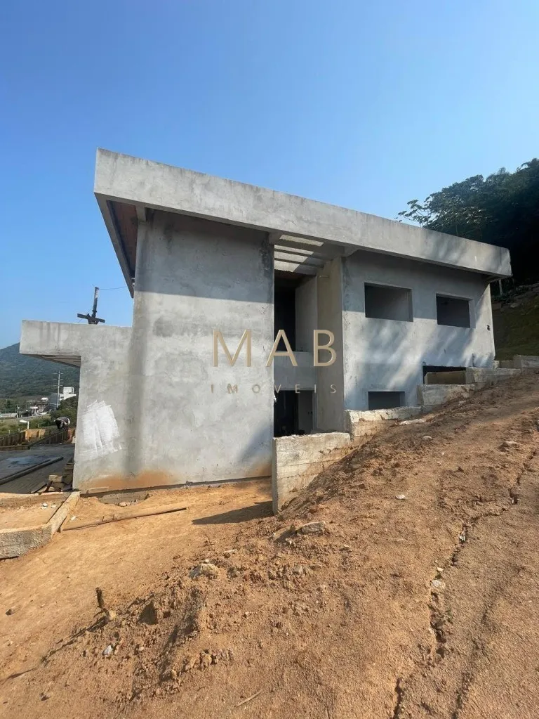 Imagem Espetacular casa à venda em Florianópolis-SC, no bairro Ingleses! 3 quartos sendo 2 suítes, 3 salas, 4 banheiros, 3 vagas de garagem, 326,00m².