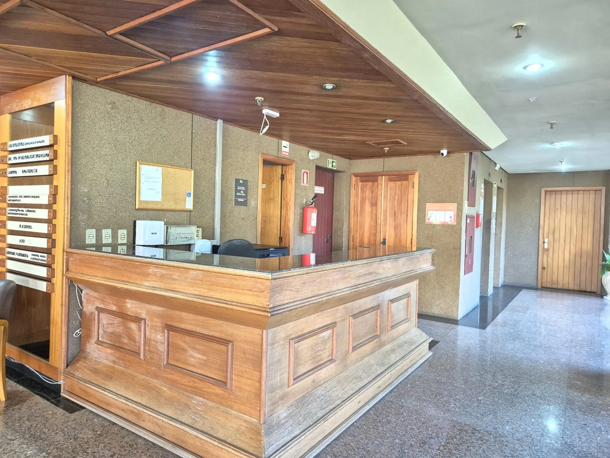 Imagem Sala com 6 divisórias e 2 vagas