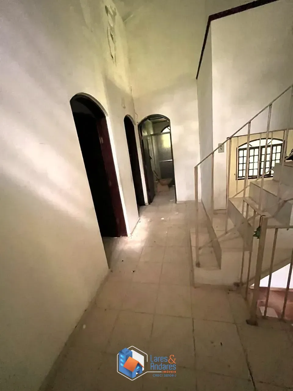 Imagem CASA À VENDA COM TERRENO DE 1500 M², POÇO ARTESIANO, 4 DORMS (2 SUITES), 3 SALAS, SENDO 1 COM LAREIRA, COZINHA COM ARMÁRIOS E DISPENSA, MAIRIPORÃ, SP.