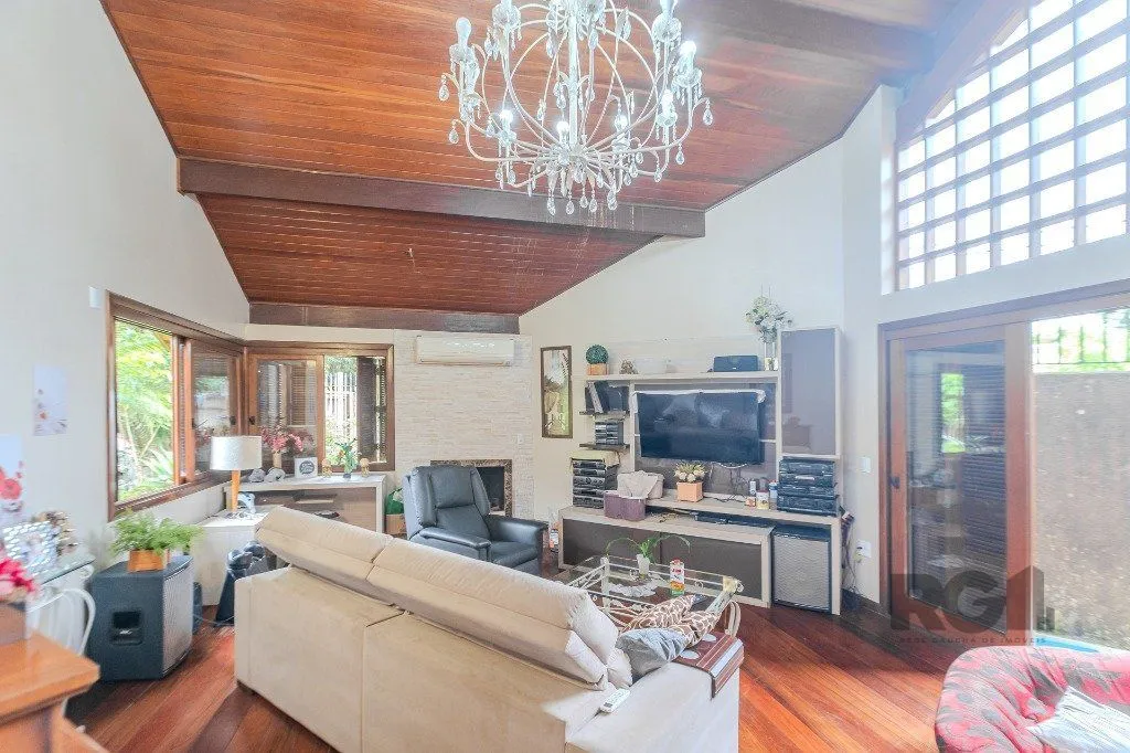 Imagem Casa 400m² - 5 dormitórios, 4 vagas no bairro Vila Jardim