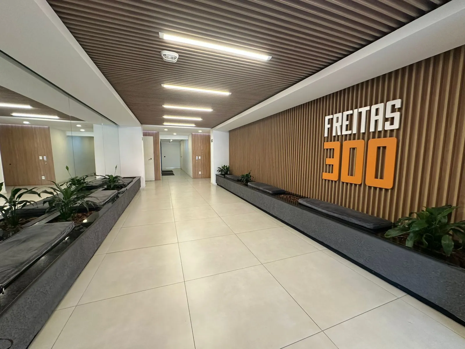 Imagem Apartamento Mobiliado e Reformado com Closet, Churrasqueira e Infraestrutura Completa no Centro de Porto Alegre