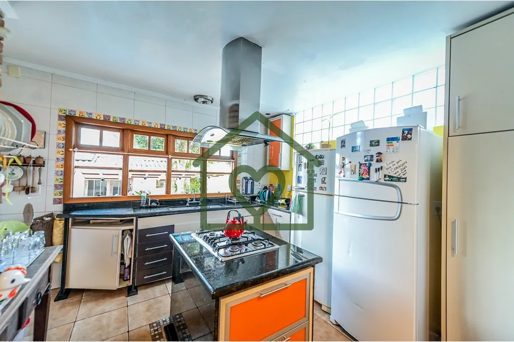 Imagem Descubra o lar dos seus sonhos nesta excepcional casa de condomínio à venda em Porto Alegre, RS. S...