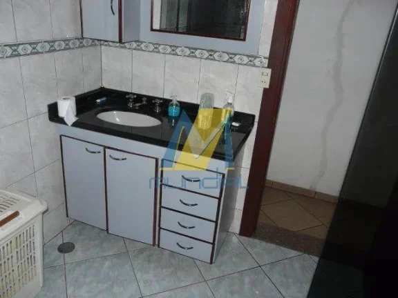 Imagem Descubra o charme atemporal deste sobrado com arquitetura clássica, perfeito para quem valoriza esp...