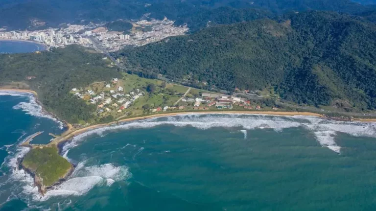 Imagem Terreno com 893m² em condomínio com heliponto e marina particular em Itapema/SC