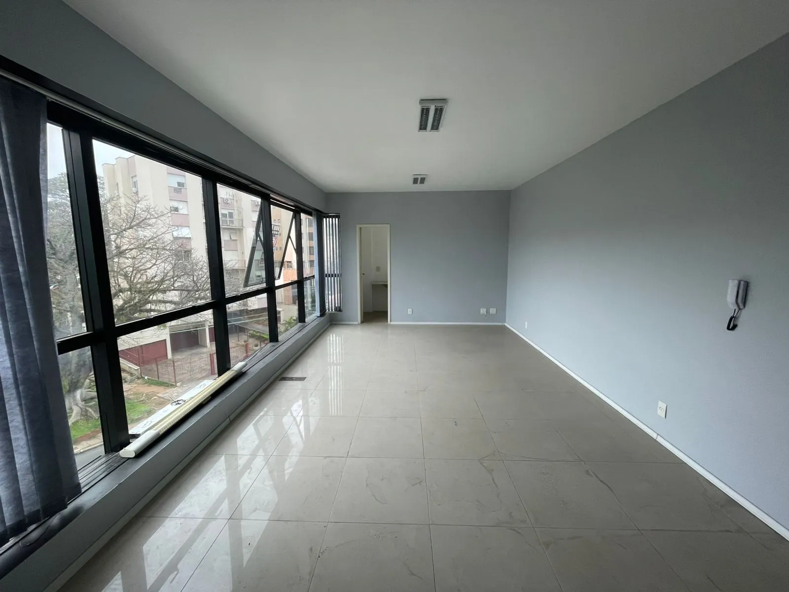 Imagem Sala comercial à venda em Porto Alegre, Menino Deus, 36m2