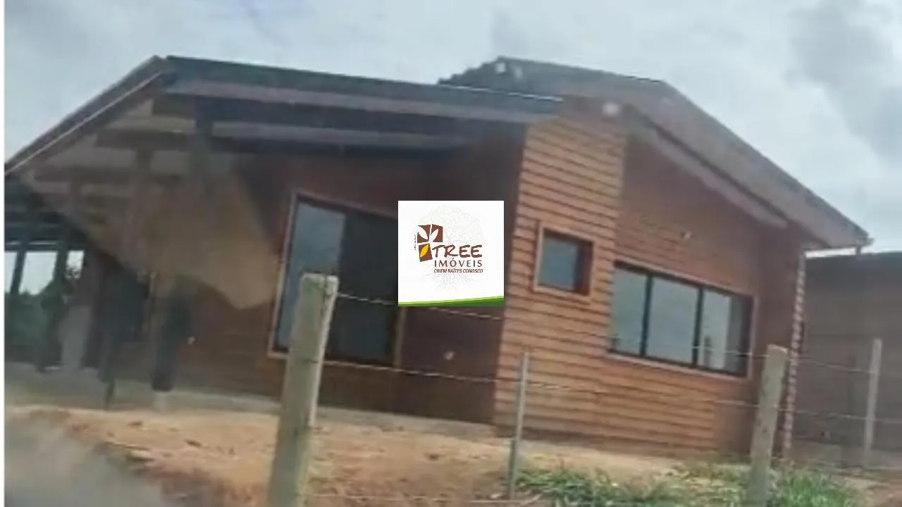 LOCAÇÃO DE CASA TÉRREA NO OURO FINO, EM SANTA ISABEL/SP, 122m² com 03 quartos, suíte, sala de estar, cozinha, quintal gramado e 04 vagas. CONSULTE-NOS