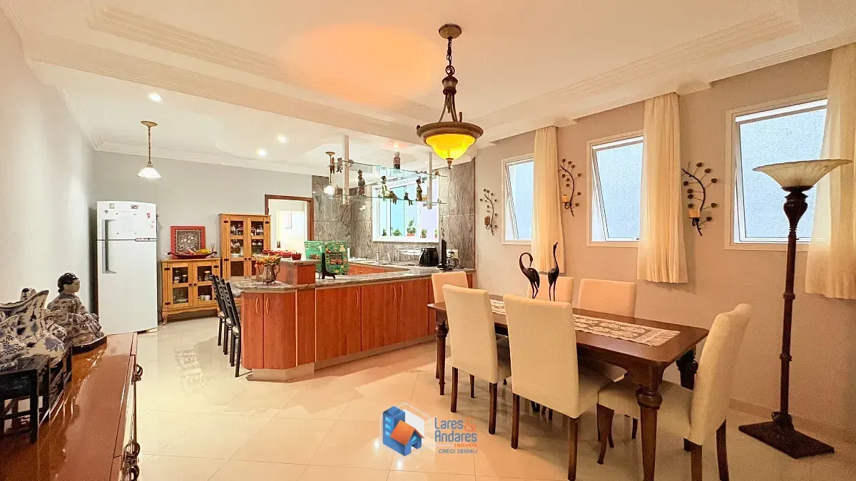 Imagem Sobrado para venda em Jardim Regina com 4 quartos, sendo 1 suíte, 277m²