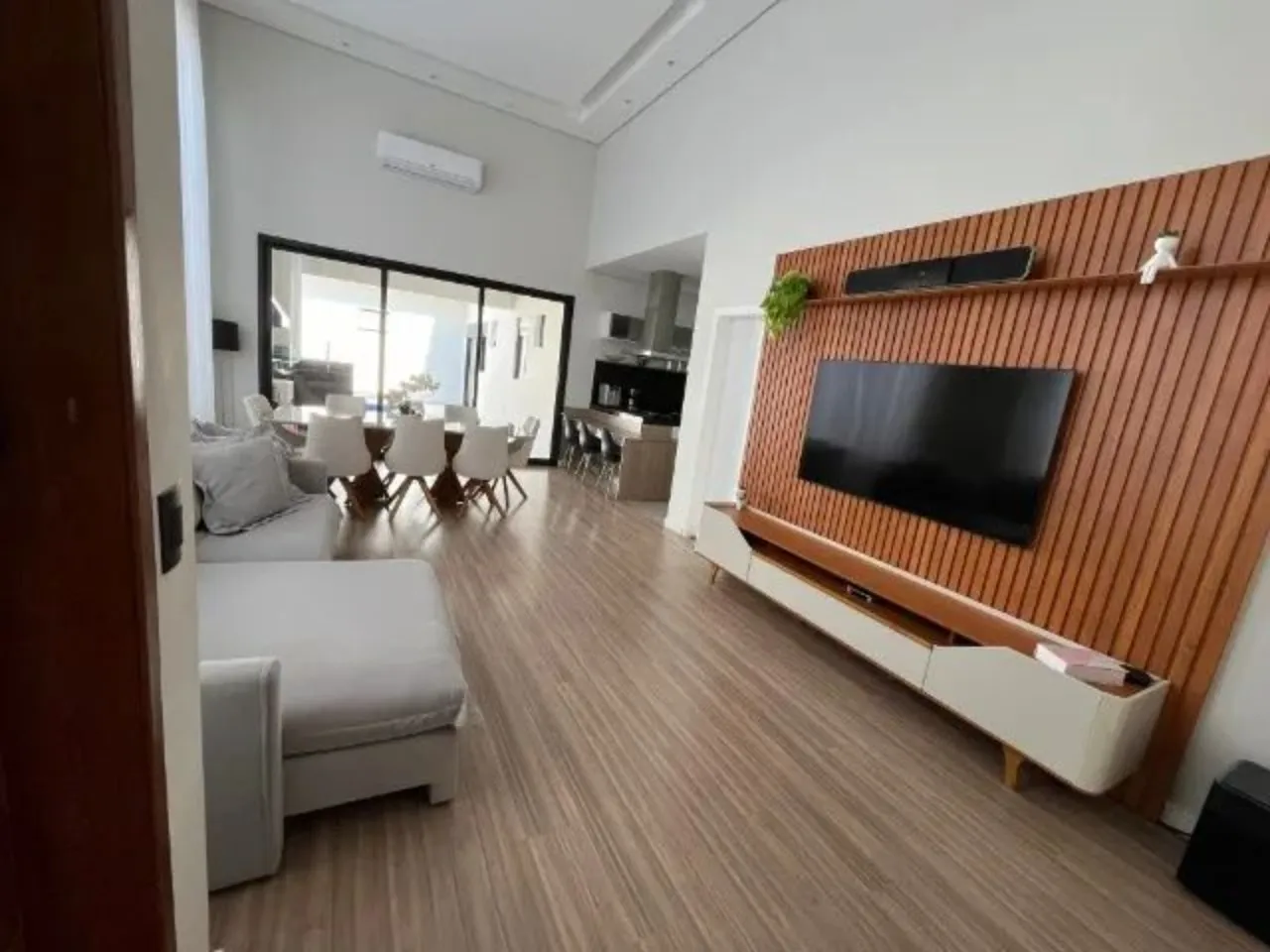 Imagem Casa em Condomínio de Luxo em Sorocaba-SP, 3 Quartos, 3 Suítes, 2 Salas, 5 Banheiros, 4 Vagas, 190m² no Wanel Ville.