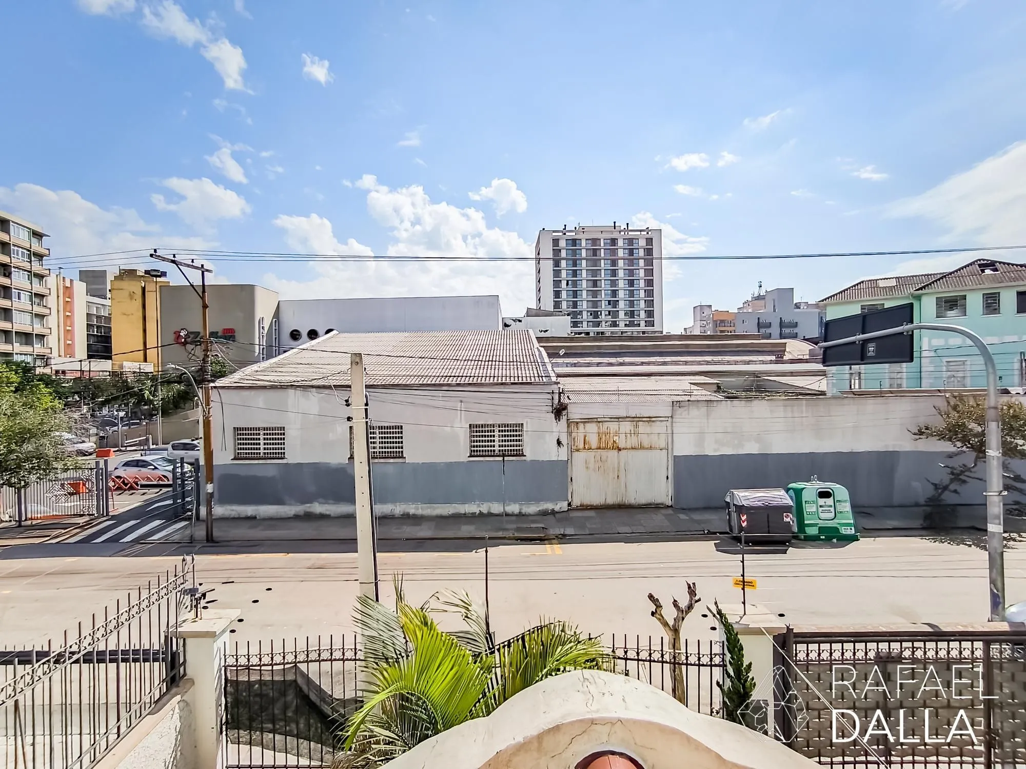 Imagem Casa com piscina e 5 vagas em frente ao Zaffari na Luiz Afonso
