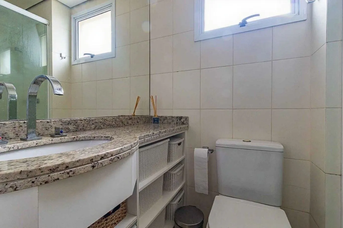 Imagem Vende-se apartamento com 2 quartos (1 suíte), 55m² e 2 vagas - Petrópolis