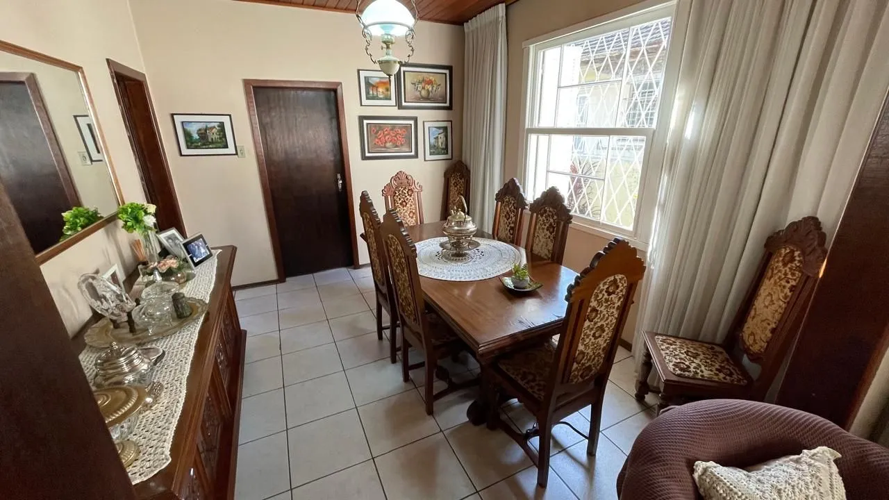 Imagem Casa com pátio com 3 dormitórios, 2 banheiros e 4 vagas.