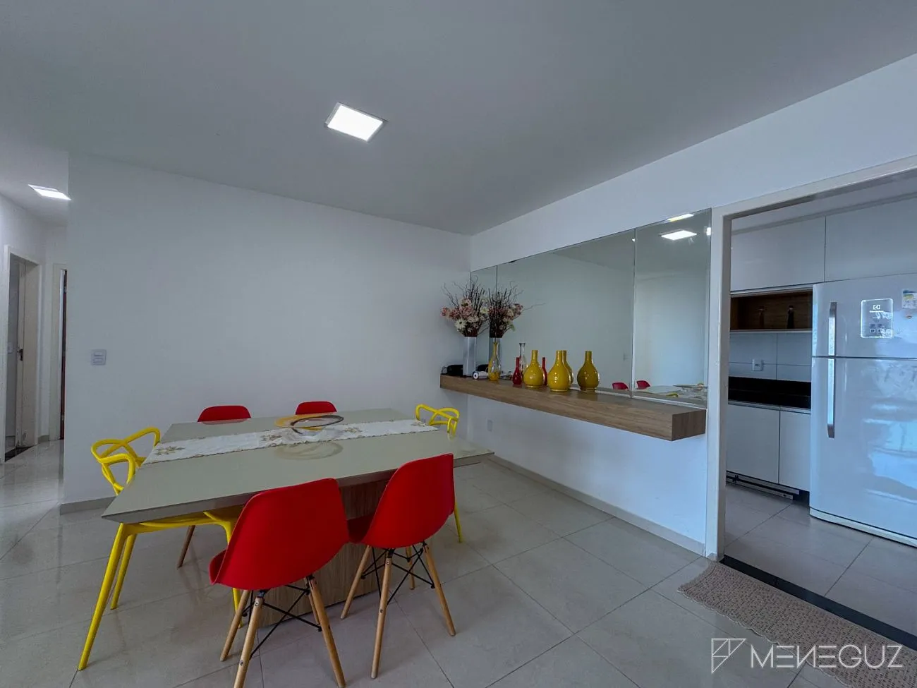 Imagem Apartamento mobiliado de 3 quartos na Avenida Praiana - andar alto, vista para as montanhas e vista discreta para o mar!