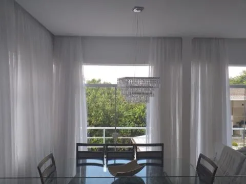 Imagem VENDA DE CASA NO CONDOMÍNIO ARUJÁ COUNTRY CLUB, EM ARUJÁ/SP, 380m² com 3 suítes, área gourmet com churrasqueira, cinema e 4 vagas. CONSULTE-NOS.
