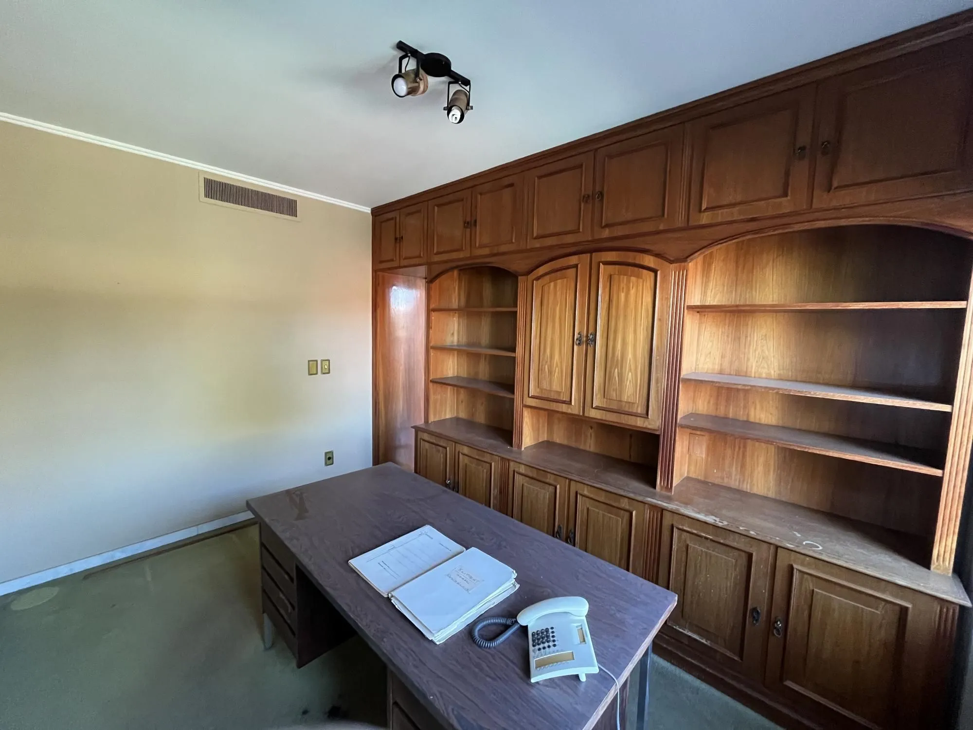 Imagem Casa de 4 quartos, 2 suítes e 2 vagas de garagem no bairro Boa Vista em POA
