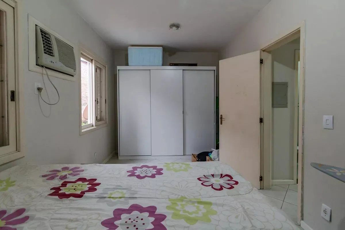 Imagem Casa de condomínio, 3 dormitórios, 1 suíte e 2 vagas cobertas no bairro Teresópolis.