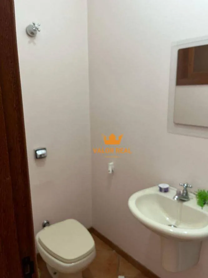 Imagem Casa de noivos em rua tranquila e com segurança. AT 394 m2, 3 Dorm, 2 Suites, Salão de Festas, R$ 790.500