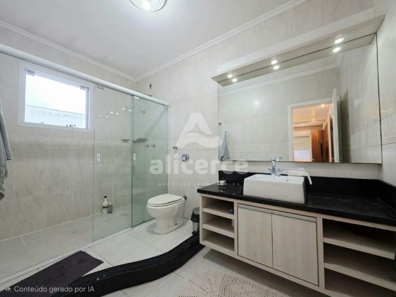 Imagem Casa Alto `Padrão a 1 quadra da Beira-Mar Continental | 3 Dormitórios I 4 Vagas de Garagens I Piscina no bairro Estreito - Florianópolis/SC