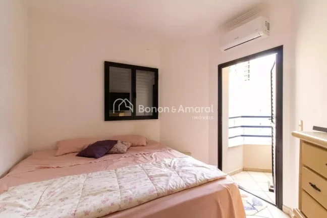Imagem Localizado em Campinas, este espaçoso apartamento oferece um ambiente confortável e funcional. Com...