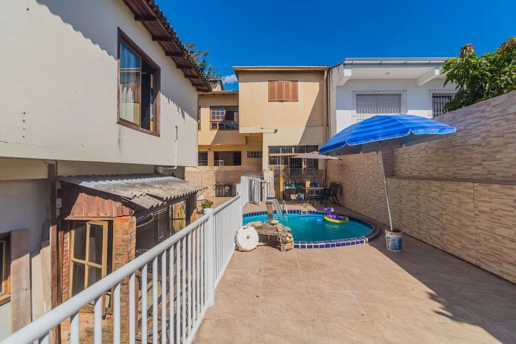 Imagem Casa 4 dormitórios à venda no Bairro Nonoai - Porto Alegre