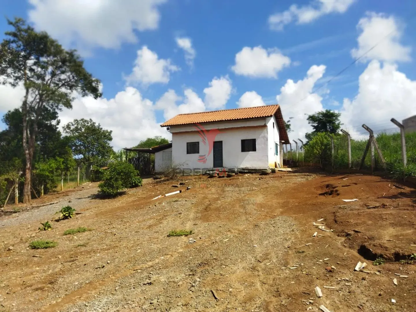 Imagem São 1.000 m2 de terreno com casa pequena