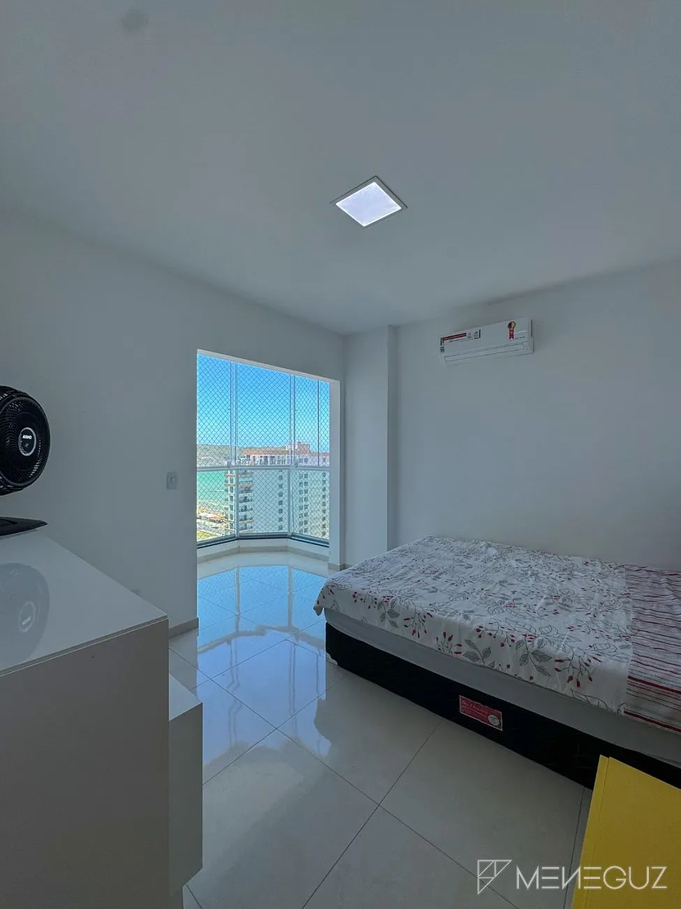 Imagem Apartamento mobiliado de 3 quartos na Avenida Praiana - andar alto, vista para as montanhas e vista discreta para o mar!