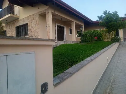 Imagem LOCAÇÃO COMERCIAL DE CASA NO JARDIM PLANALTO, EM ARUJÁ/SP, 400m² com 4 dorm, 3 salas, quintal amplo, churrasqueira e garagem p/ 4 autos. CONSULTE-NOS.