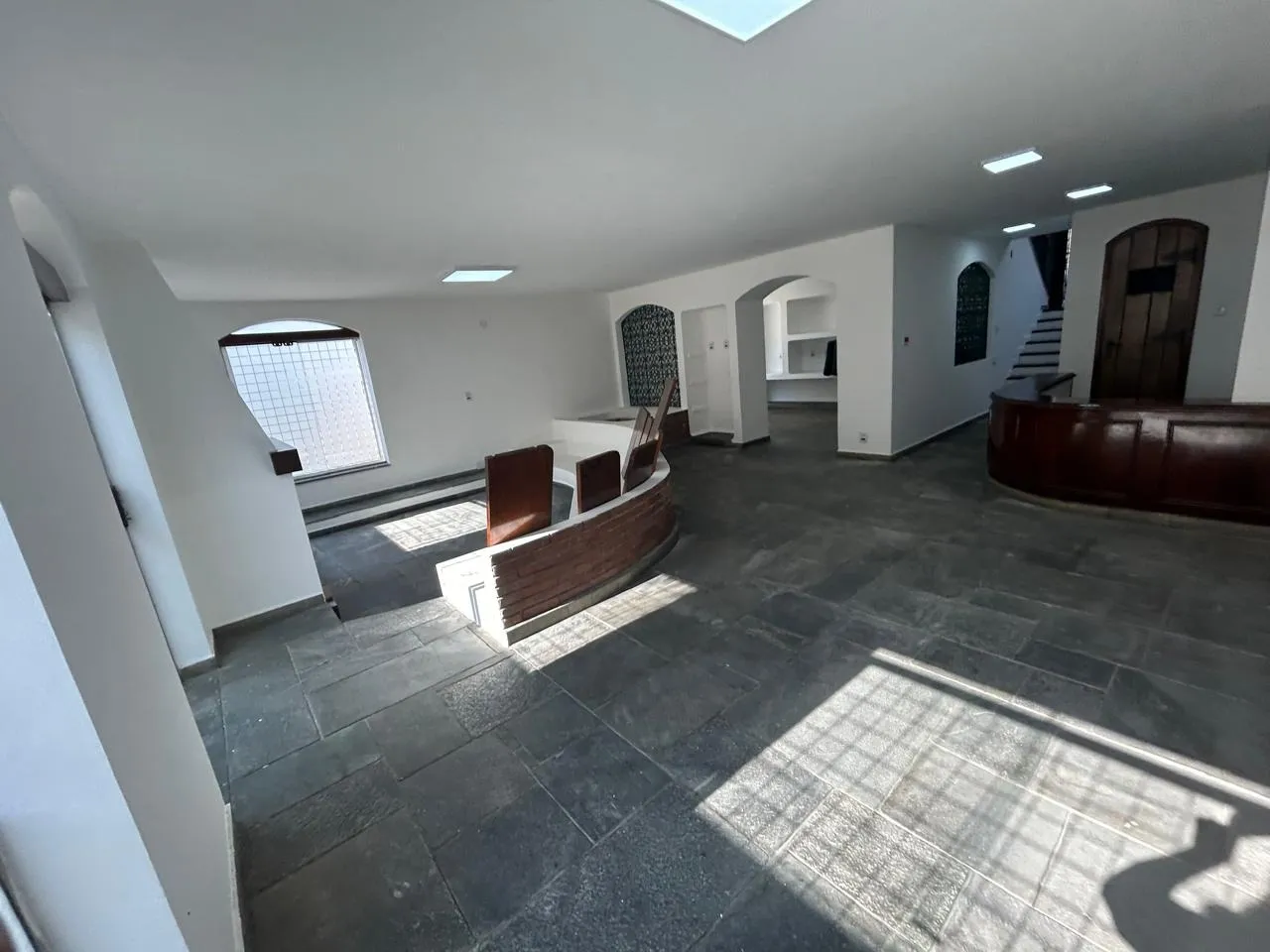 Imagem Residência Espaçosa e Moderna no Jardim Vergueiro: Três Quartos, Suíte e Ampla Área Externa