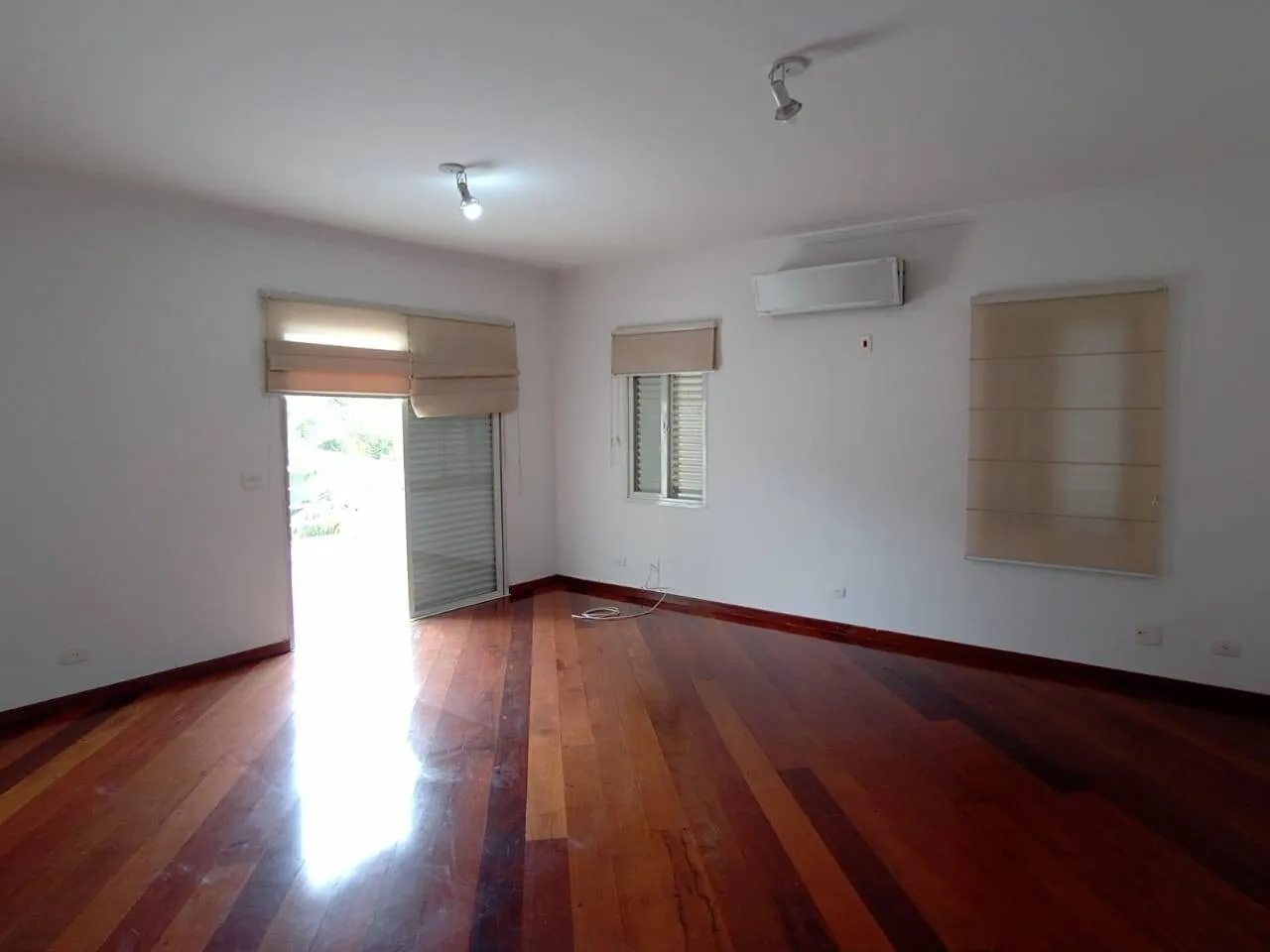 Imagem Casa Sobrado de 700m² Localizada no Residencial Zero!