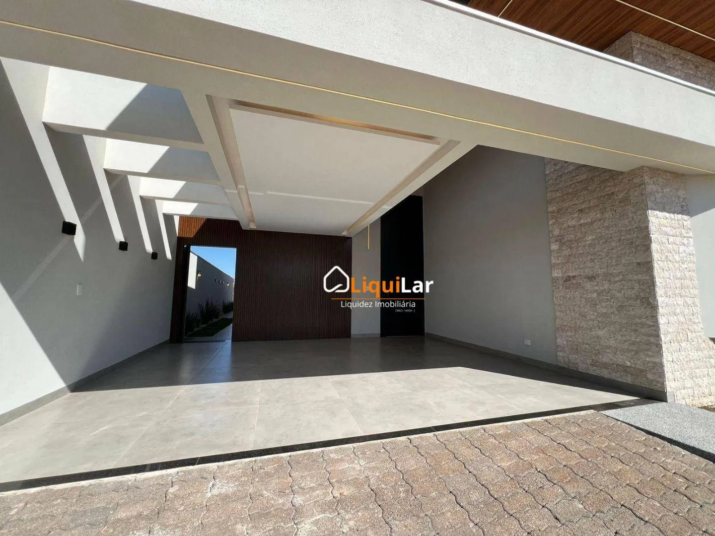 Imagem Casa de Alto Padrão com 3 Suítes, Piscina e Energia Fotovoltaica em Condomínio Fechado