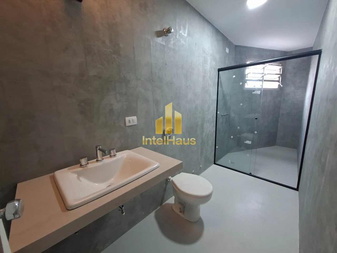 Imagem Apresentamos este excelente apartamento de frente no primeiro andar do Edifício Jalu. Situado na Ru...