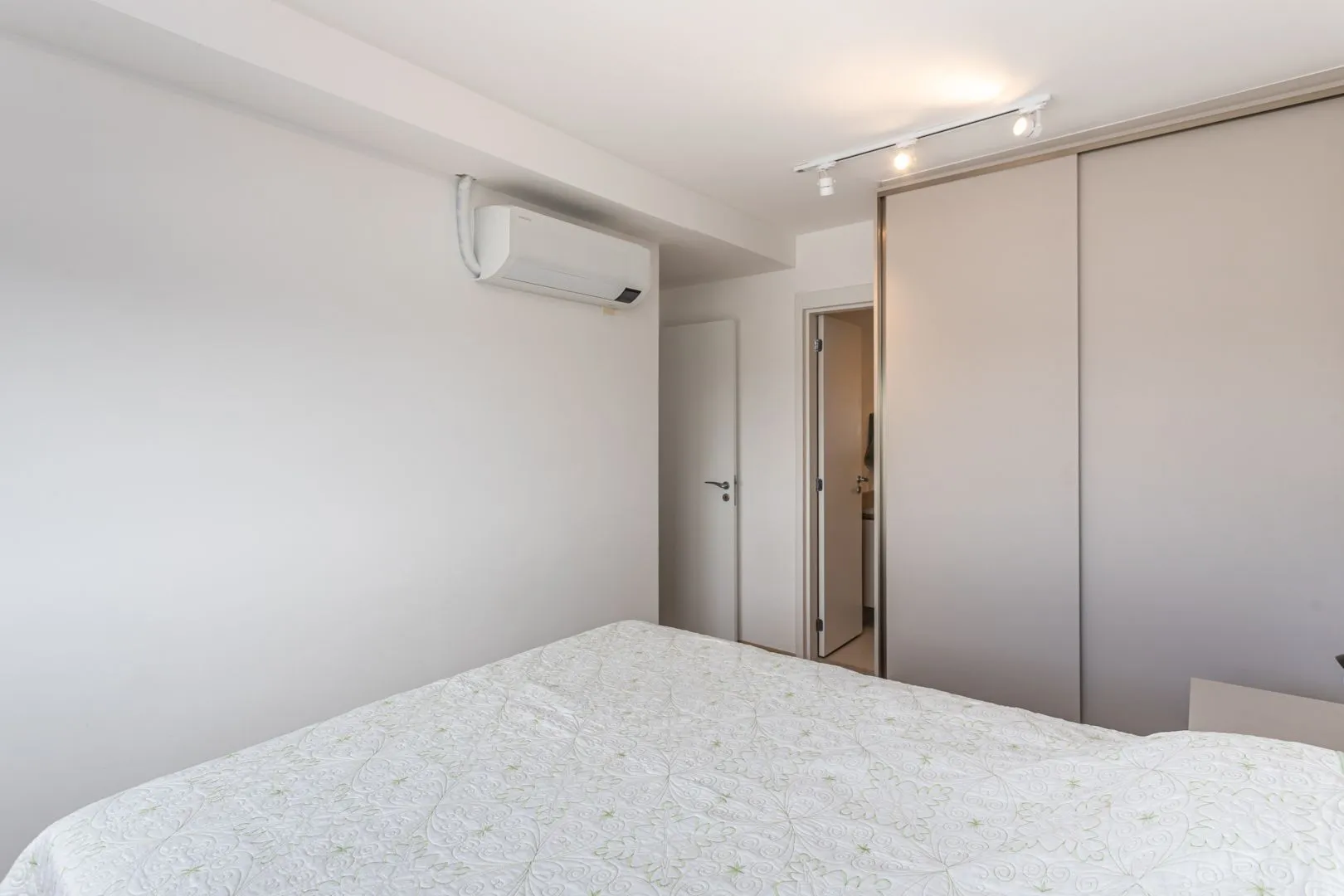 Imagem Apartamento 02 dormit com suíte e 01 vaga, no bairro Azenha, em Porto Alegre.