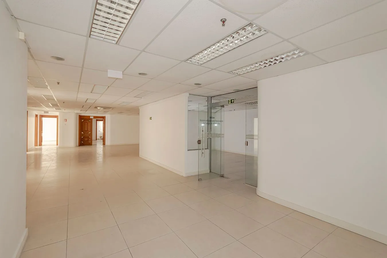 Imagem Conjunto Comercial, meio andar inteiro com várias salas e salão!
