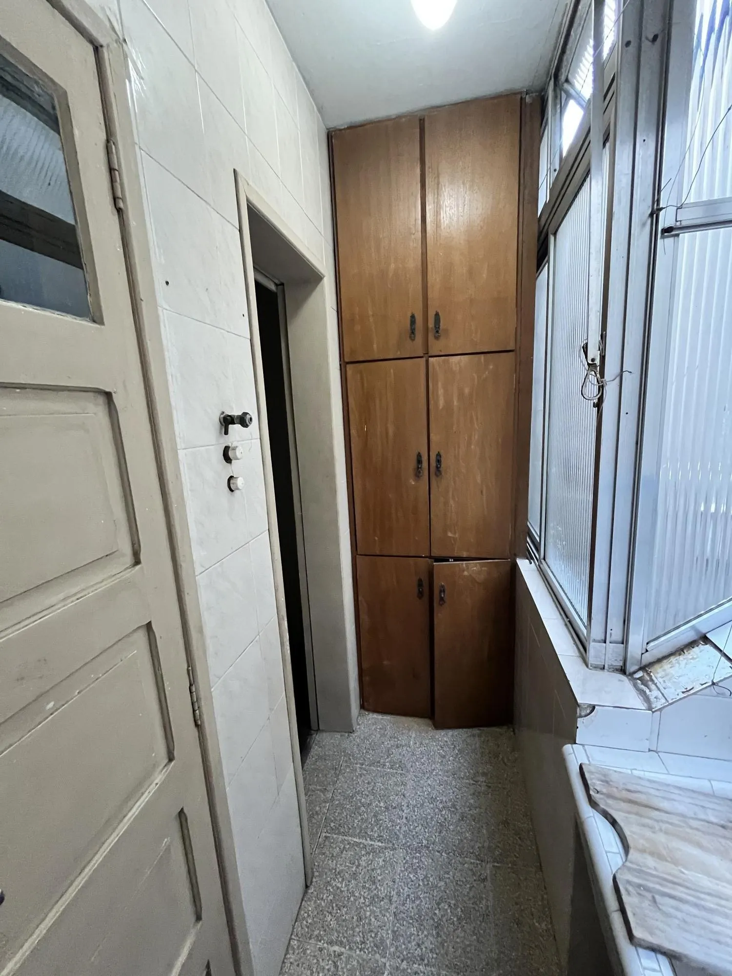 Imagem Apartamento de 2 quartos, lareira e dependência de empregada no bairro Floresta