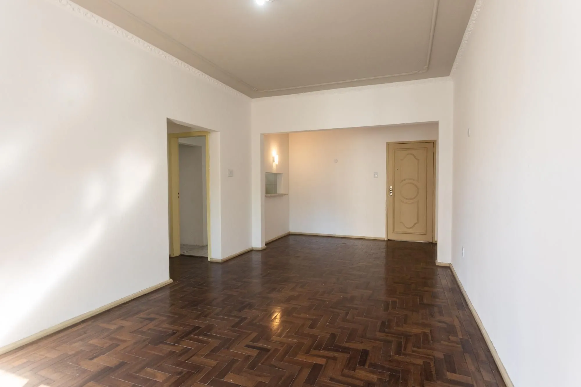 Imagem Amplo Apartamento de 3 Dormitórios com Sacada e Garagem na Av. Protásio Alves