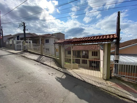 Imagem Casa para Venda em Concórdia, Centro, 8 dormitórios, 3 banheiros
