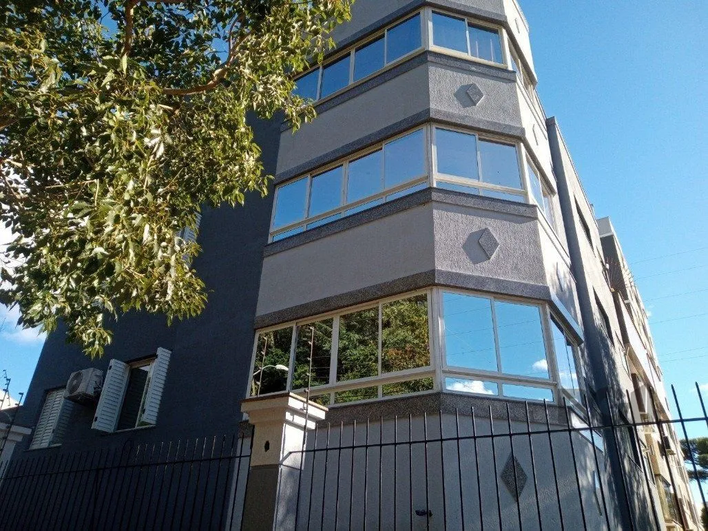 Imagem Vende prédio com 3 apartamentos, 9 dormitórios, 3 suíte, 3 salas amplas com churrasqueira, box 8 vaga coberta, 479 m² por R$ 2.150.000,00- São João - Porto Alegre/RS