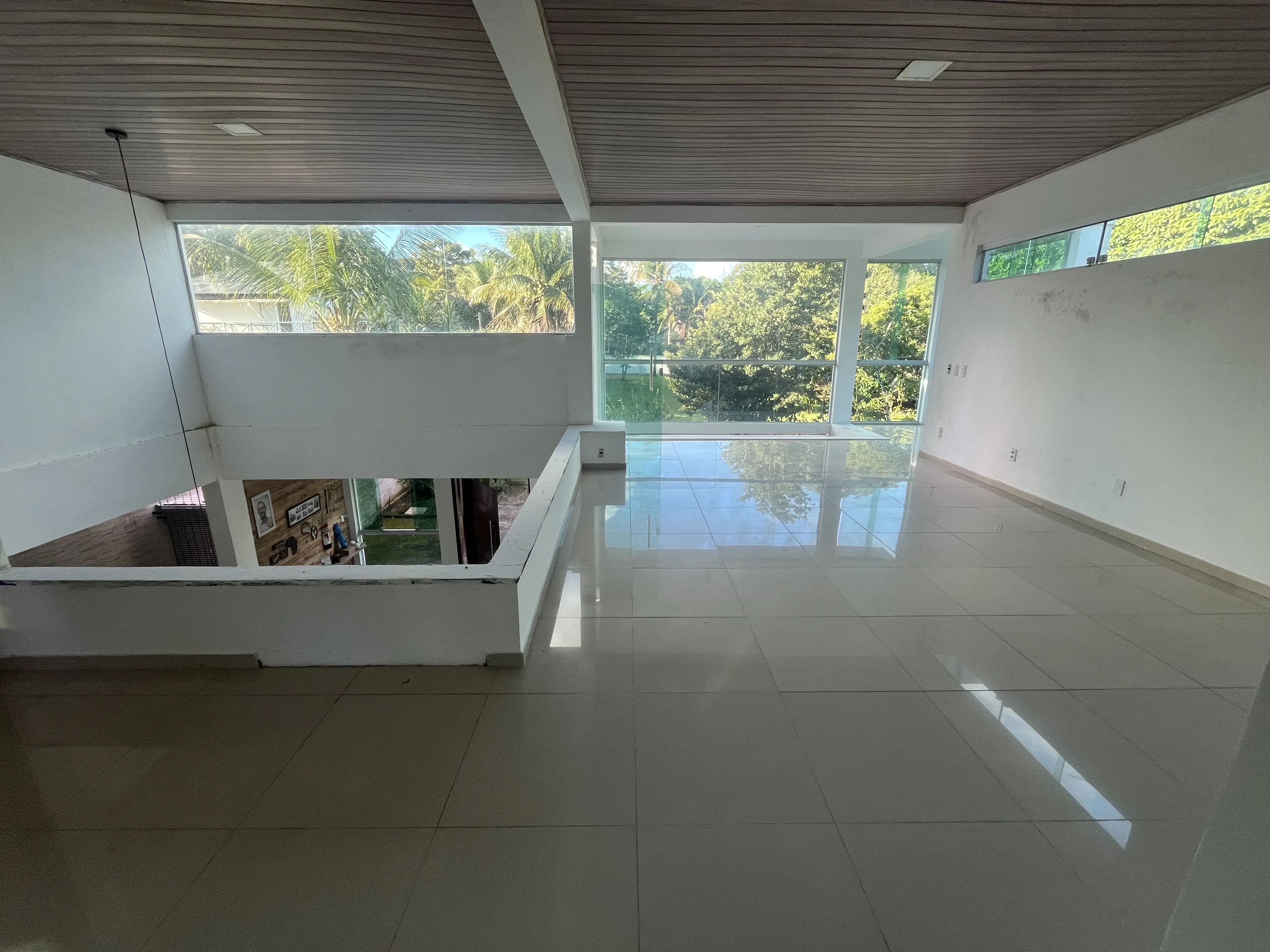 Imagem Localizada em um amplo terreno arborizado, a propriedade oferece muito espaço para lazer, convivên...