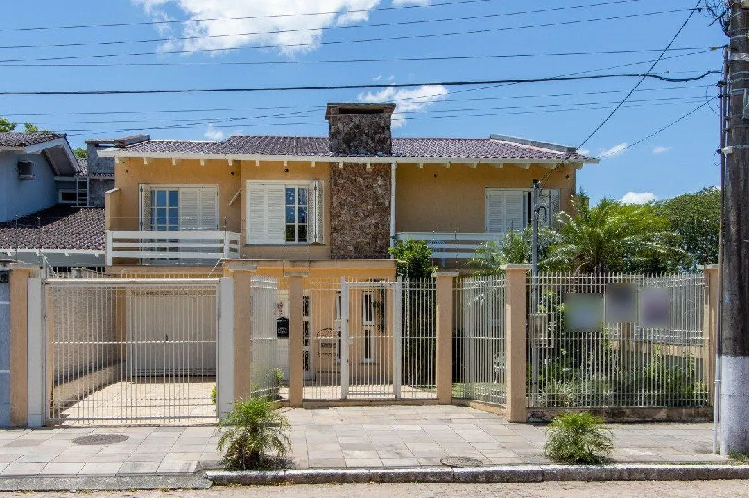 Imagem Casa com 452m² de área construída, 02 suítes, banheira de hidro, closet, 02 banheiros sociais, 03 living com 02 ambientes, 02 lareiras