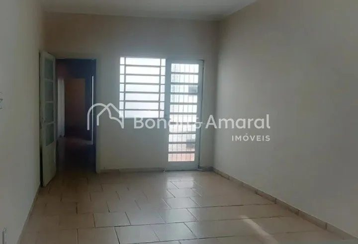Imagem Casa com 3 Quartos sendo 1 suíte e 3 banheiros à Venda, 211 m²