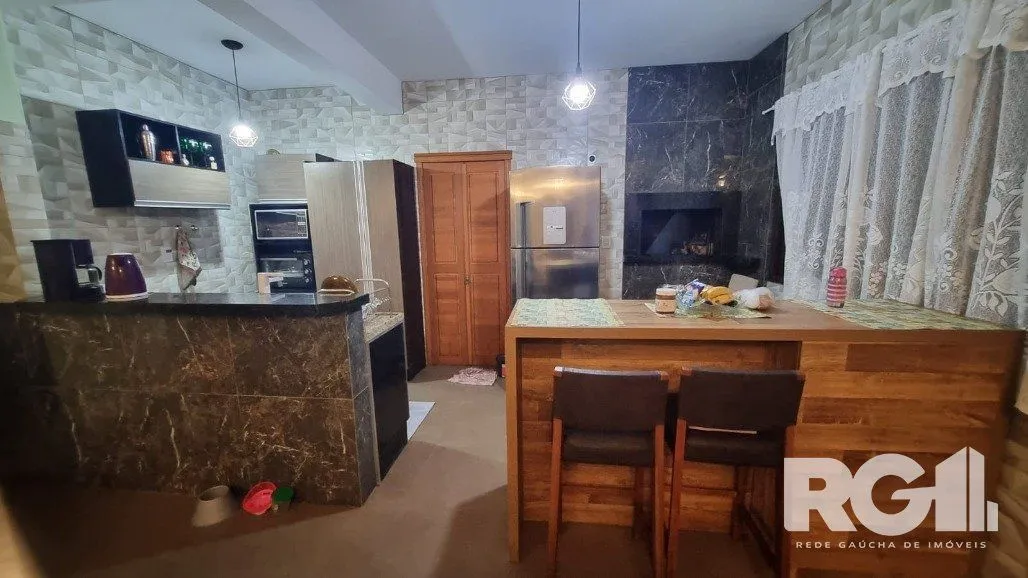 Imagem Casa ampla com pátio e 5 dormitórios, localizada no Centro de Imbé, a 200 metros do Mar.