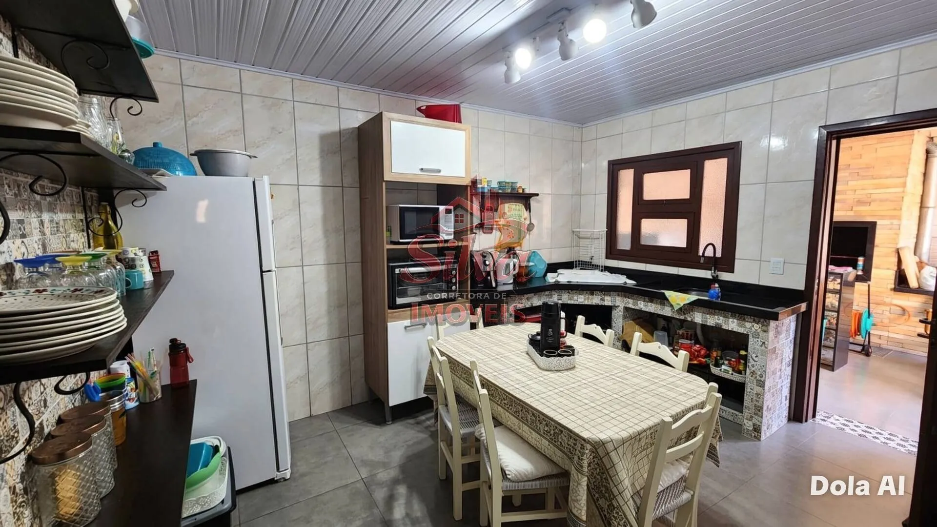Imagem C756 |Casa com 4 Dormitórios e Piscina a 250 Metros do Mar