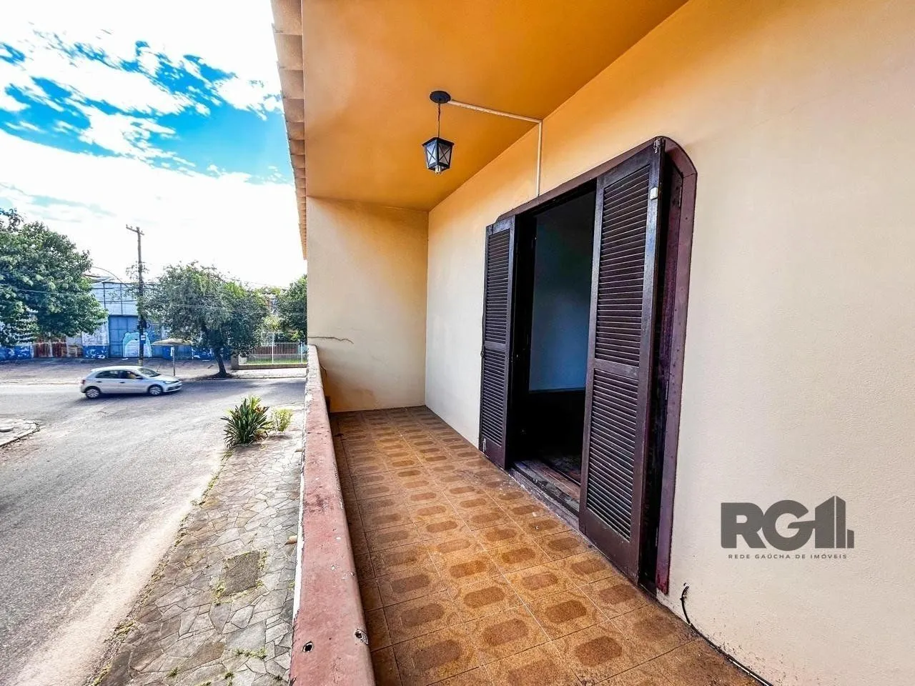 Imagem Casa com 2 salas comerciais, 3 quartos, vaga de garagem churrasqueira, suíte, no bairro Cavalhada, Porto Alegre/RS