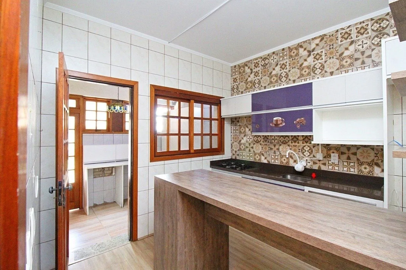 Imagem Casa de 3 dormitórios a venda no bairro Guarujá, Porto Alegre
