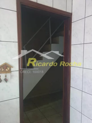 Imagem Vende sobrado com ótima localização no JD Das Palmeiras !