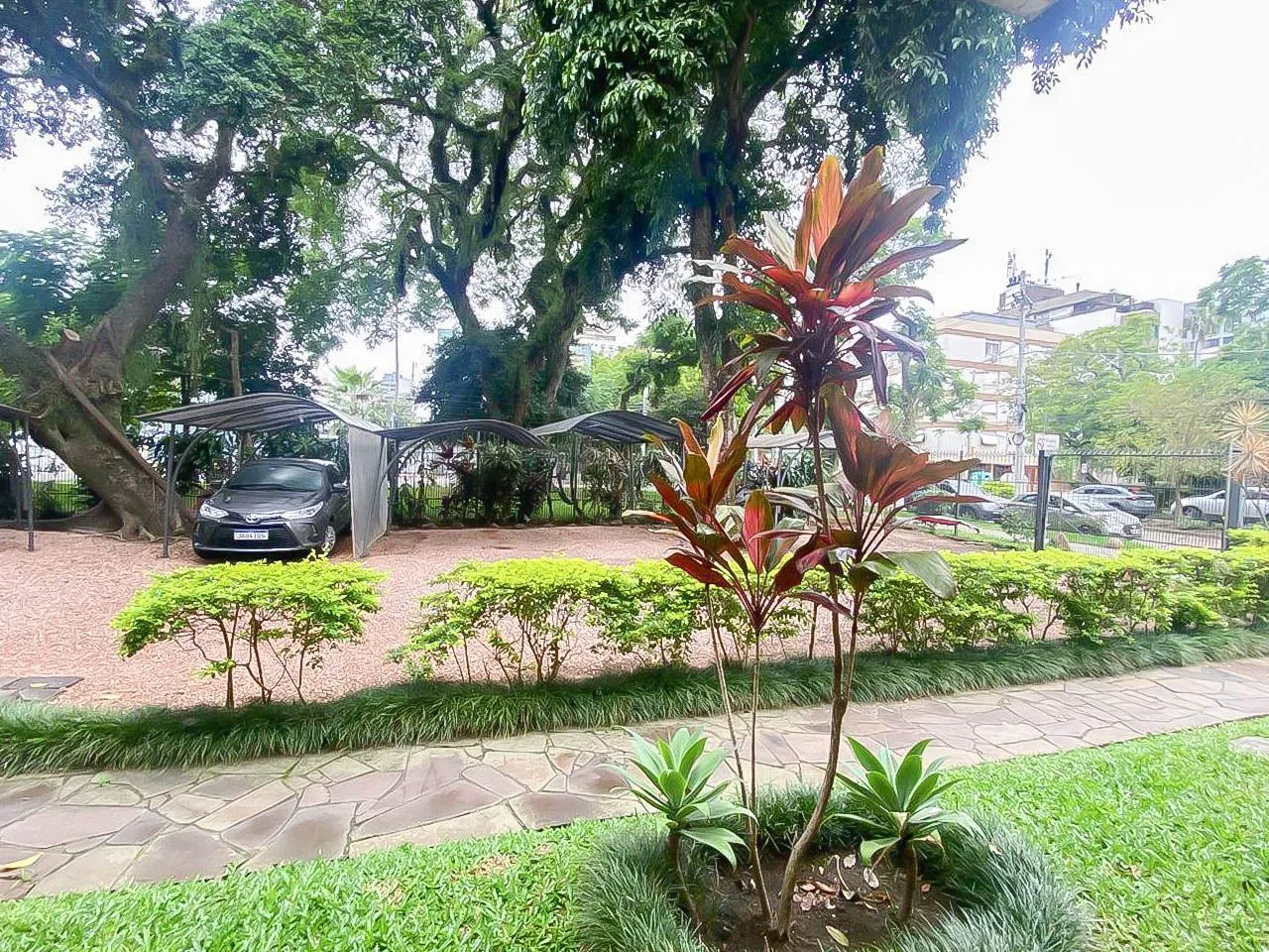 Imagem Apartamento 2 Dormitórios com Vaga Coberta no Menino Deus - Av. Ganzo, de Frente