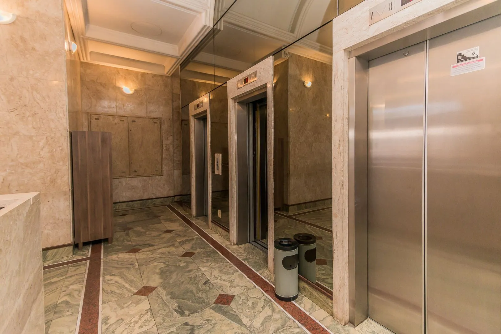 Imagem MÁFFER IMÓVEIS ALUGA Ampla Sala Comercial com Garagem localizada em região nobre e estratégica do bairro Auxiliadora, próxima à Av. Plínio Brasil Milano e Rua 24 de Outubro.