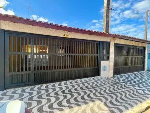 Foto do imóvel CASA REFORMADA NO CAIÇARA - APENAS 400 METROS DA PRAIA! em Vilamar, Praia Grande - SP