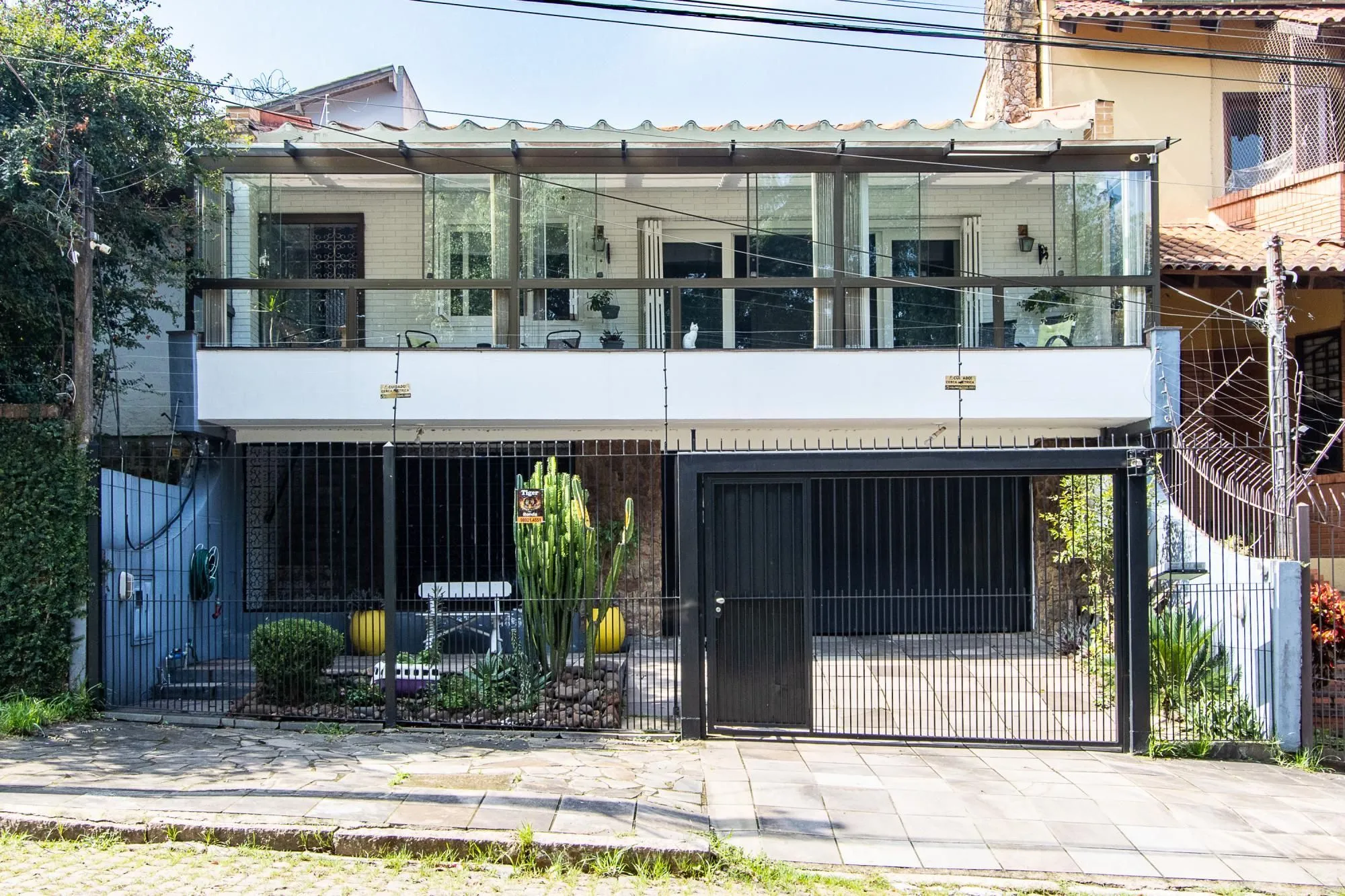 Imagem Linda casa totalmente reformada, 3 quartos (1 suite), 2 vagas cobertas - Bairro Nonoai