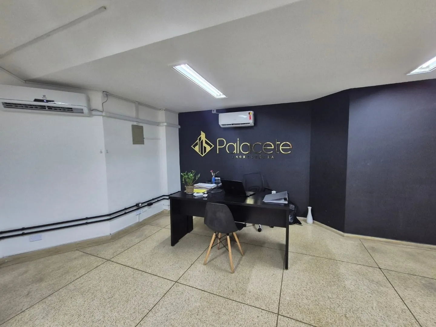 Foto do imóvel Amplo e Funcional Ponto Comercial no Térreo do Edifício Vieira Santos no Centro, Próximo a Tudo o Que Você Precisa